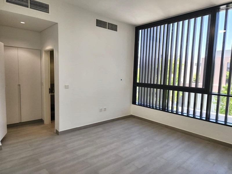 Bedroom with vertical-slat screen