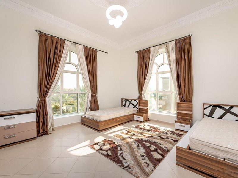 Bedroom with twin beds