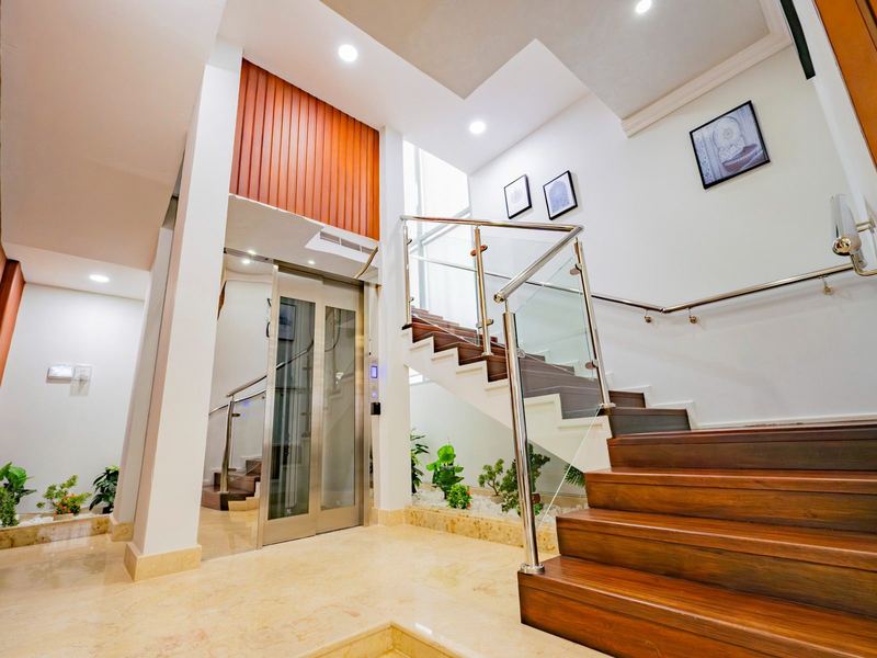 Staircase with private lift