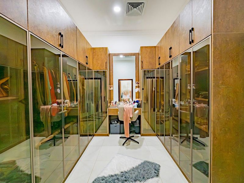 Walk-in dressing room