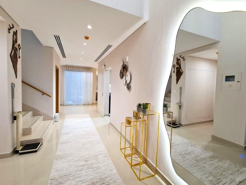 Entrance hall and staircase